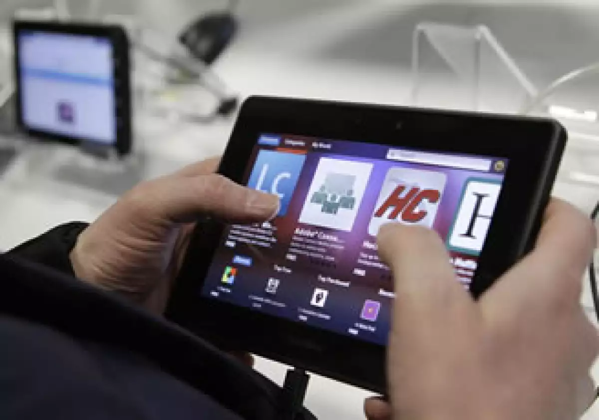 Playbook, la tablet de Blackberry, busca dar batalla a la iPad de Apple. (Foto: AP)