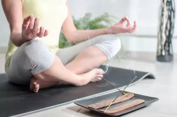 Mujer practicando meditación