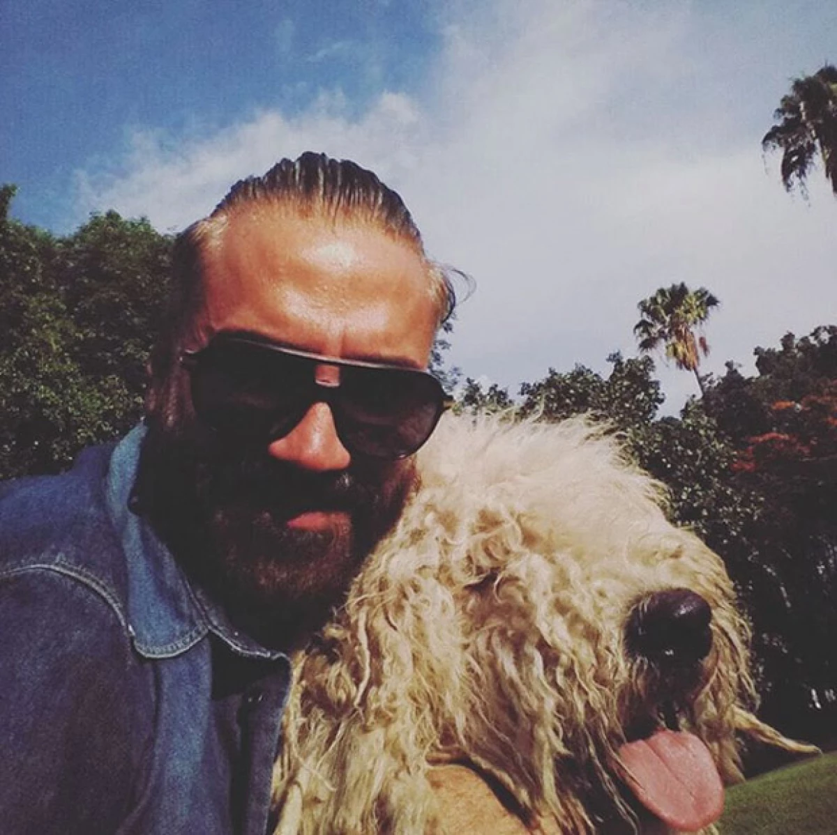 Tras los rumores de que había sido un jaguar, y no su perro Kush, quien lo mordiera, el cantante compartió en Instagram una foto en la que aparece junto a su mascota.