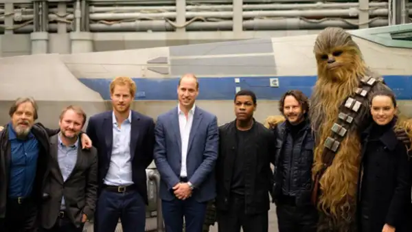 En su visita al set de grabación de Star Wars, los príncipes no pudieron evitar sucumbir ante los poderes del sable de láser. También convivieron con los actores de la saga.