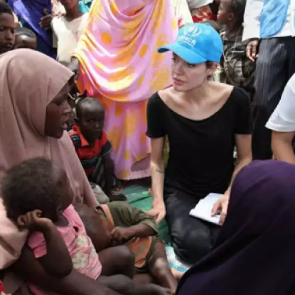 La embajadora de Buena Voluntad, Angelina Jolie, siempre se mantiene al pendiente de los más necesitados y ha donado varios millones de dólares a favor de la niñez, entre otras cosas.