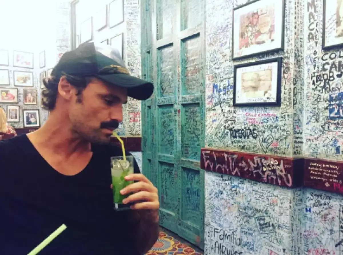 Iván Sánchez en La Bodeguita del Medio en La Habana.
