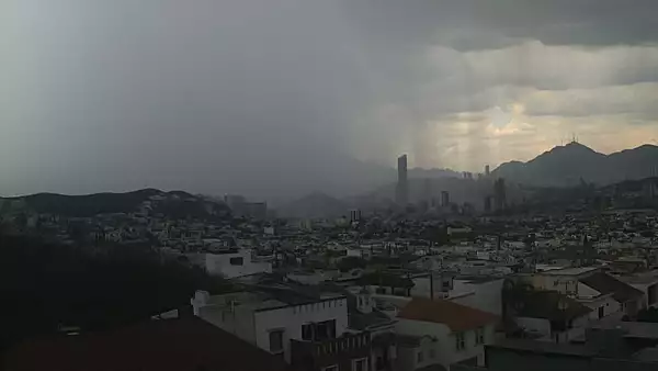 (Lluvia moderada en la zona metropolitana de Monterrey, Nuevo León, presentándose algunas descargas eléctricas en la zona)