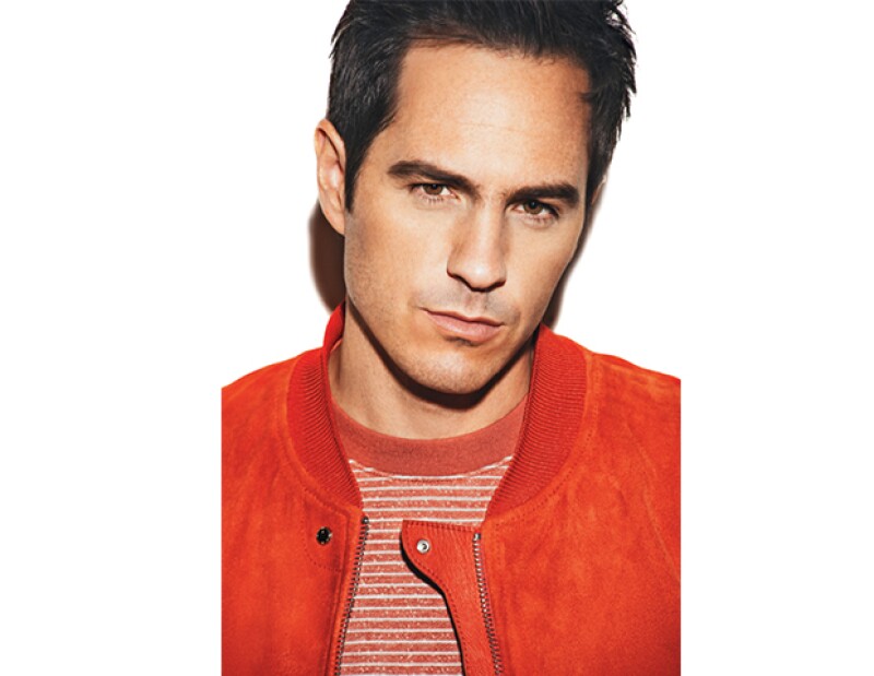 El guapo actor abrió las puertas de su vida personal y deja ver porqué es un amante de la vida en la edición de Febrero de InStyle México.