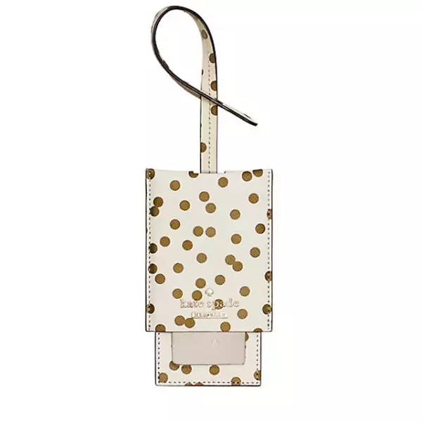 Kate Spade: Cedar Street Confetti Dot Lugagge Tag. Para asegurar que tu maleta siempre regrese a ti, esta etiqueta de equipaje es la mejor opción. Precio aprox. 1,156 pesos. katespade.com