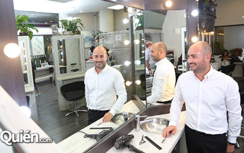 En una de sus rutinarias visitas a su salón franquicia en Pabellón Bosques, Oliver Ifergan, nos platica y enseña un poco de su trabajo, así como de su línea de productos “Beauty with a Twist”.