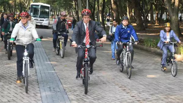 ebrard-muevete-en-bici