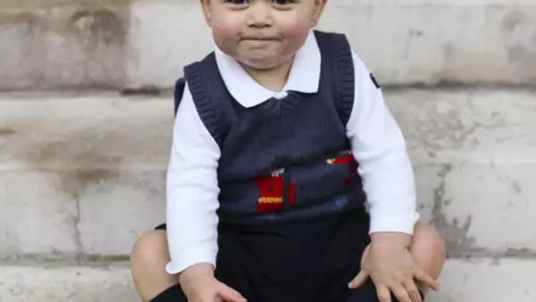 Así ha crecido el más consentido de la realeza británica. Hoy William y Kate de Cambridge dieron a conocer tres adorables fotos oficiales de su primogénito.