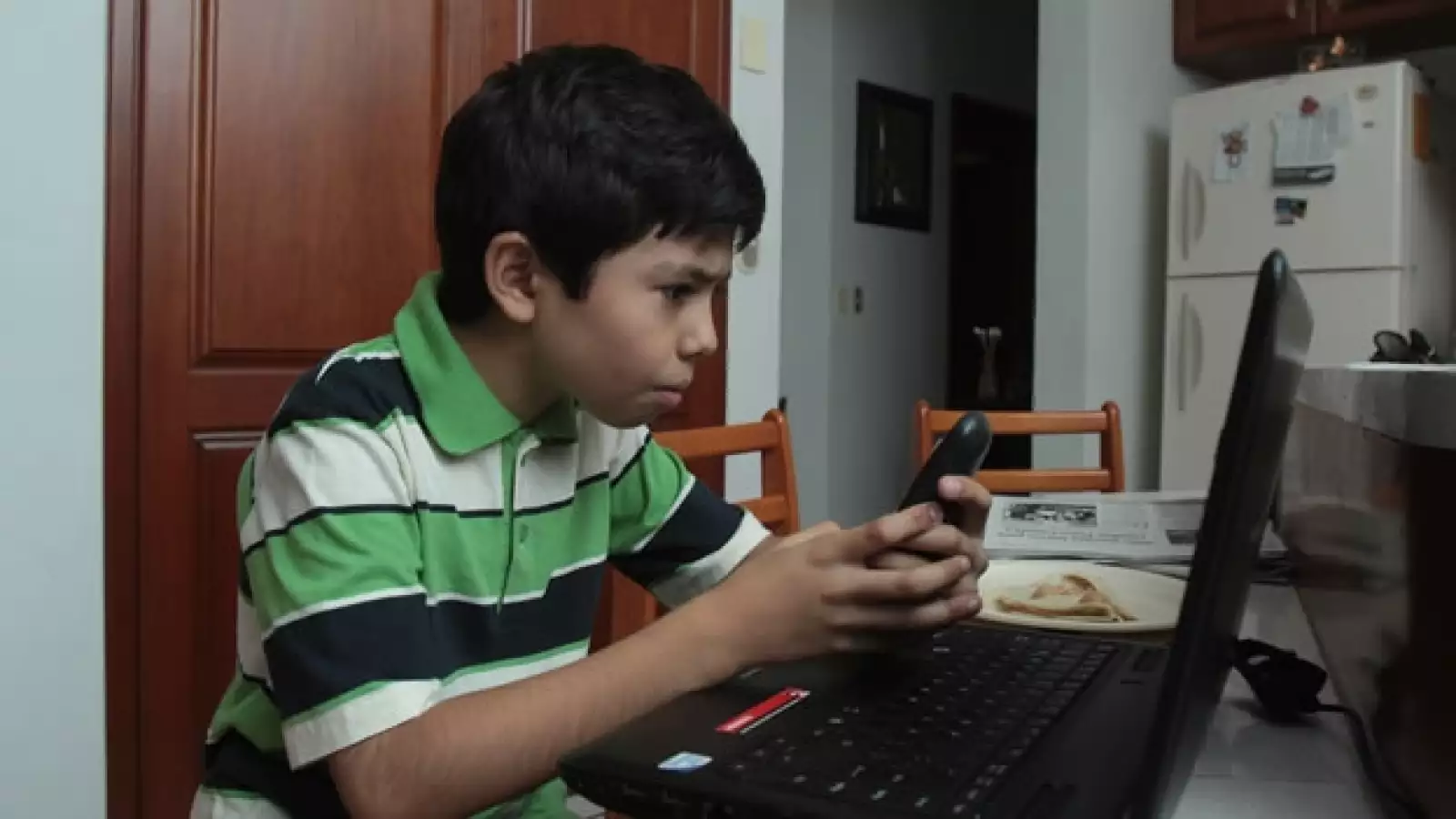 Luis Roberto Ramirez Alvarez, niño genio michoacano en un laptop