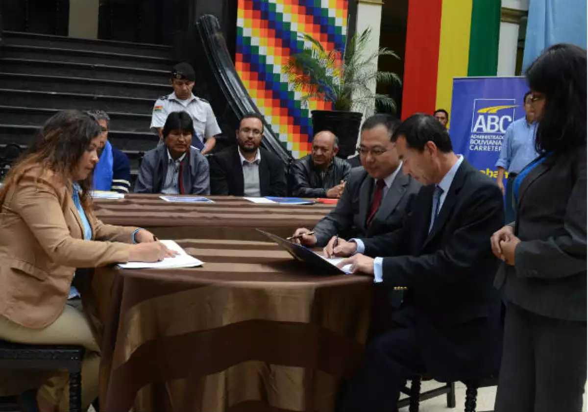 Bolivia firma acuerdo con empresa china para construcción de carretera
