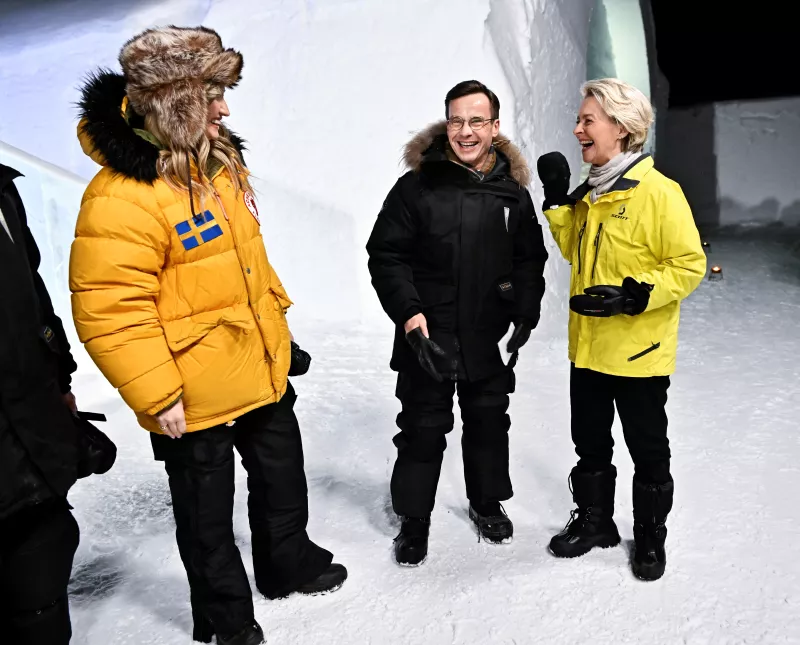 La Ministra de Energía de Suecia, Ebba Busch, el Primer Ministro de Suecia, Ulf Kristersson, y la Presidenta de la Comisión de la UE, Ursula von der Leyen, asisten a una cena en Jukkasjarvi.