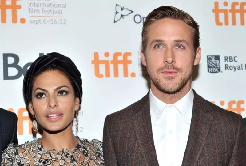 La actriz Eva Mendes 7 años mayor que Ryan Gosling está esperando un bebé del actor pero no todos están felices al respecto.