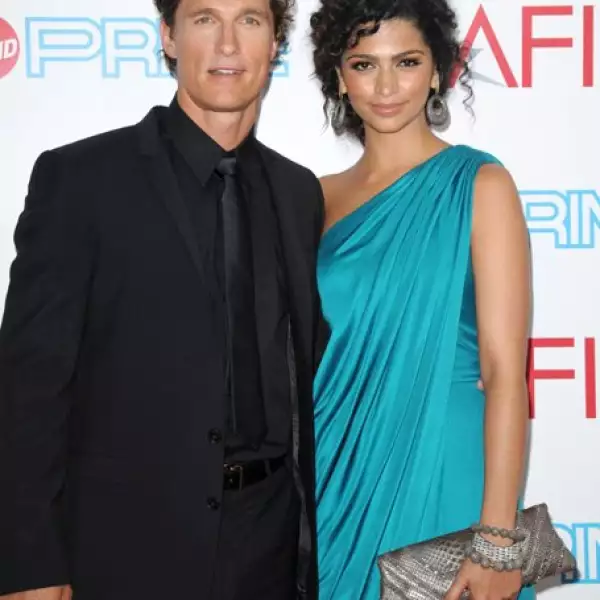 Camila Alves y Matthew Mcconaughey. La modelo brasileña logró que el galán de cine sentara cabeza. La pareja piensa casarse este año antes de que nazca su segundo hijo. Laura O´Toole y Daniel Radcliffe. Ambos son actores, claro, él mucho más que ella. La