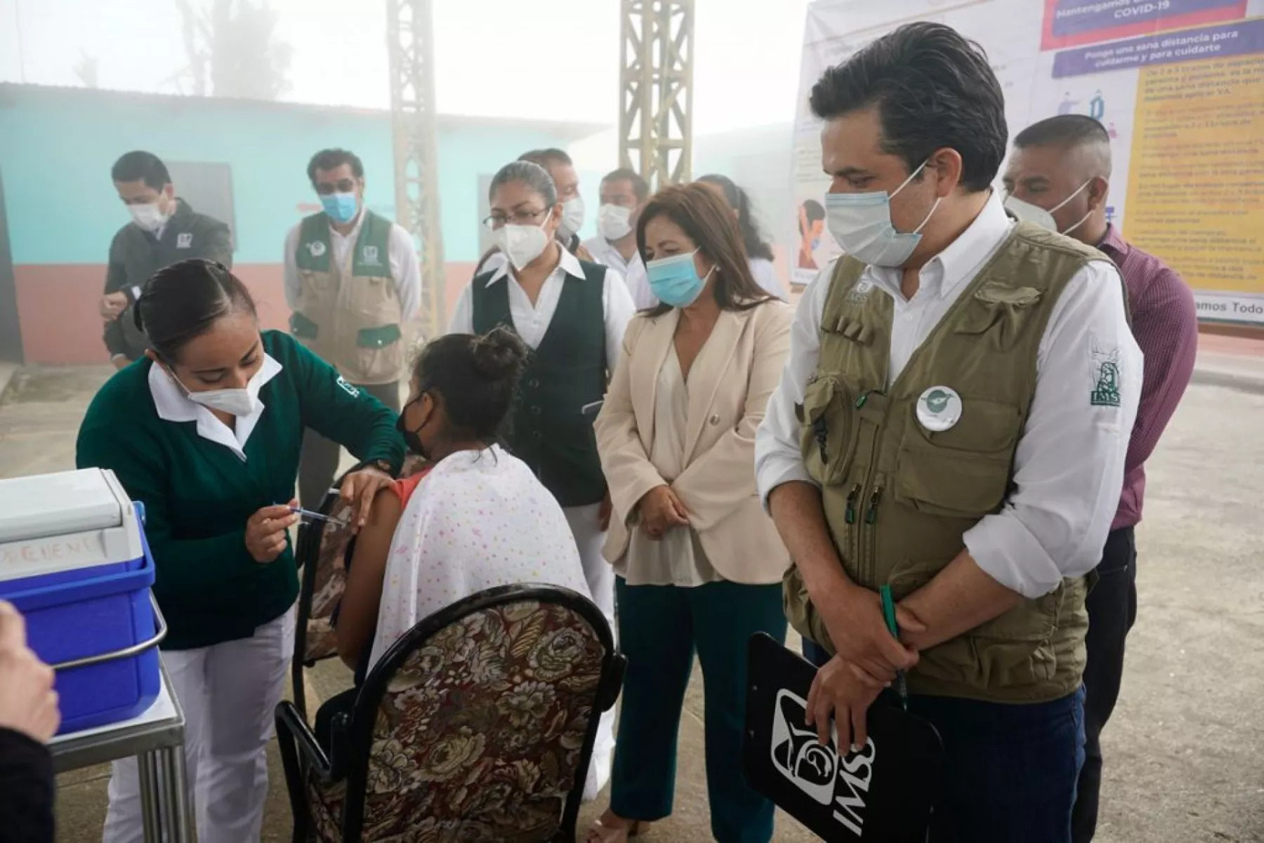Zoé Robledo, titular del IMSS, observa la inmunización contra el COVID-19 en Chiapas.