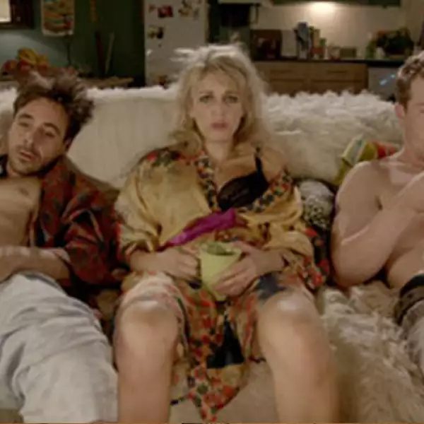 La serie habla de tres amigos, dos hombres y una mujer, que hacen un trío. Para la sorpresa de todos, la mujer queda embarazada y en lugar de abortar al bebé, los amigos deciden críar al bebñe juntos.