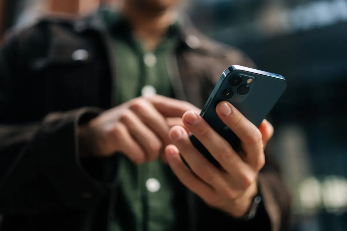Hay un virus que ataca iOS desde 2025: cómo proteger tu iPhone para evitar que sea atacado 