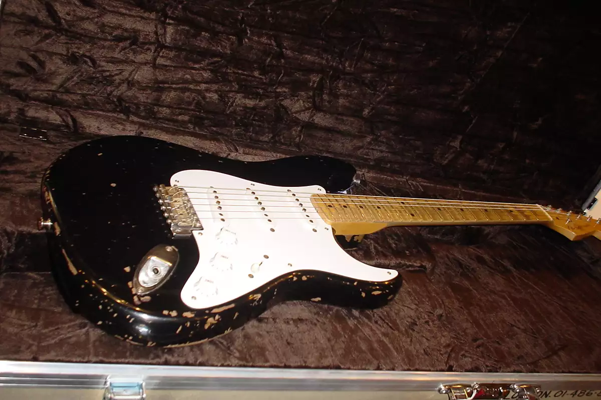 Fender Stratocaster “Blackie” - 959,000 dólares