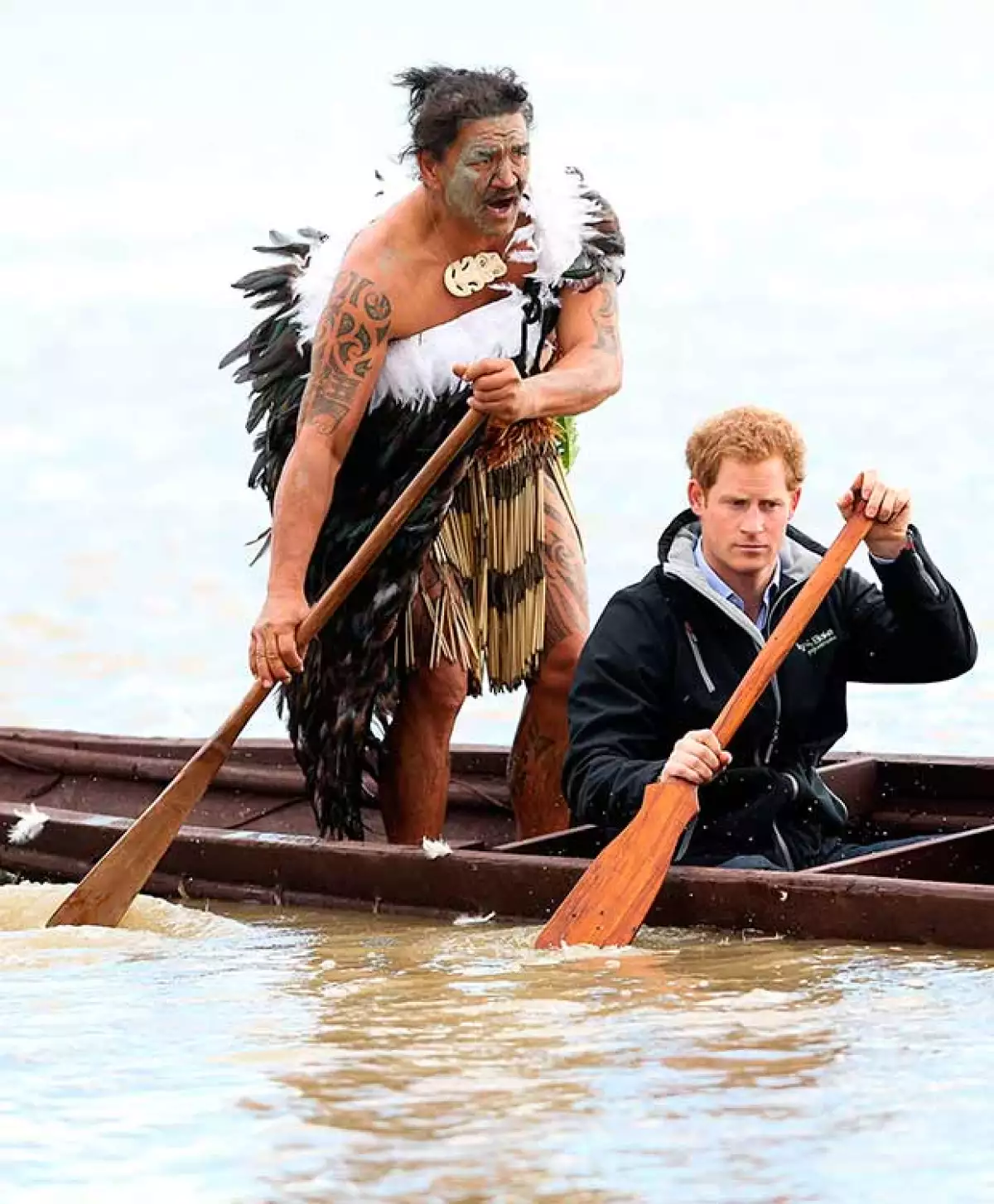 El menor de los hijos de Lady Di se unió a una grupo de guerreros maoríes para remar contra corriente en el río Whanganui.