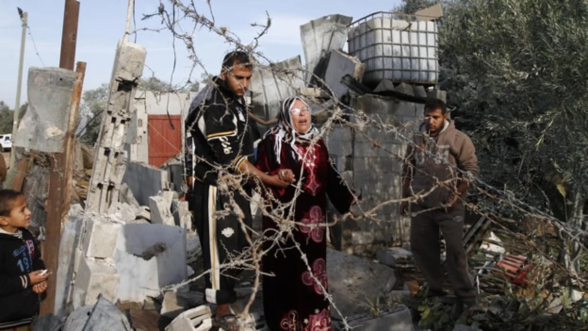 Mujer llora frente a su casa en Gaza