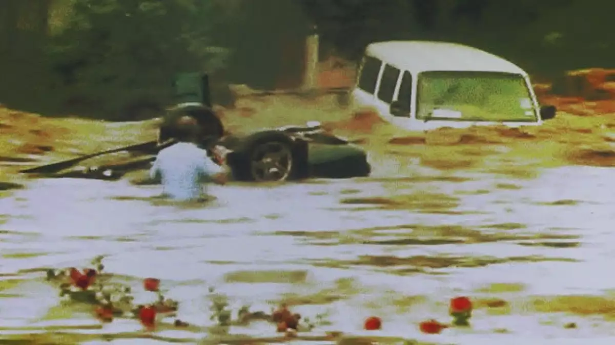 Rescatista carro inundado