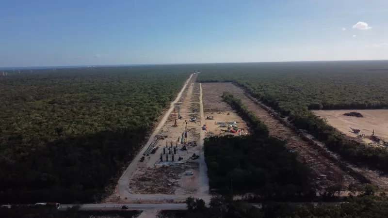Toma aérea de los trabajos de construcción del Tramos 5 Norte del Tren Maya en Puerto Morelos, Quintana Roo.