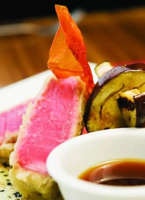 Tataki de atún con berenjena.