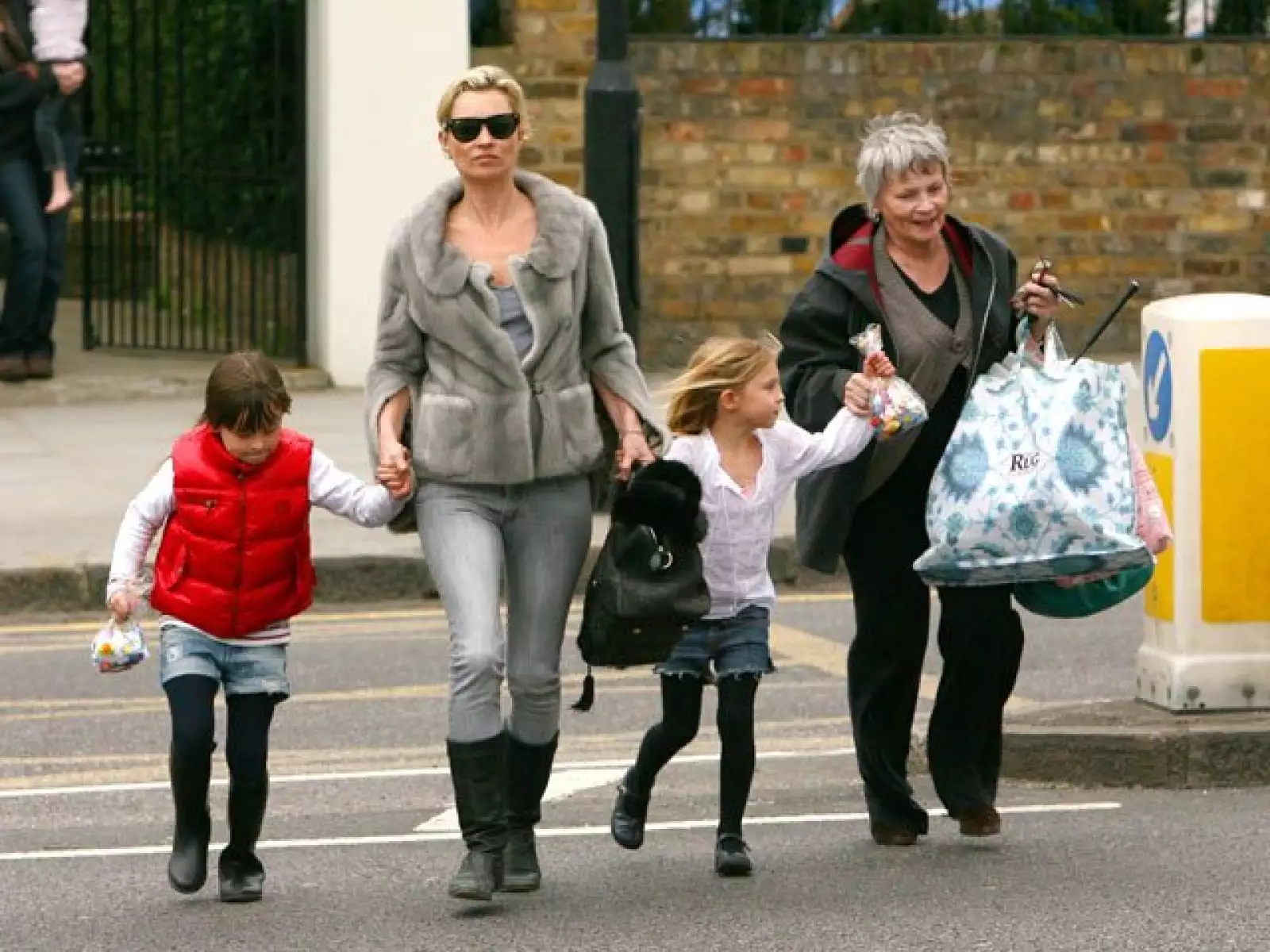 Entre mujeres. Kate Moss, su hija Lila Grace, su niñera y una amiga salen de su casa en Notting Hill, Inglaterra.