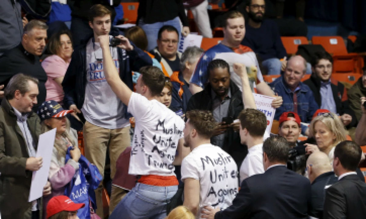 Dentro del espacio había personas protestando contra Trump. (Foto: Reuters)