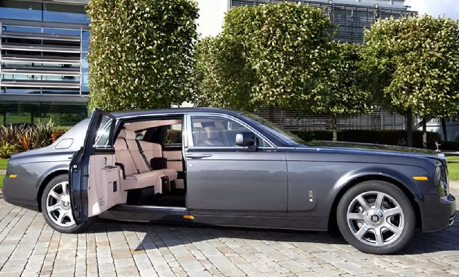 Via Italia Group (Brasil) y Williamson Balfour Motors (Chile) serán los representantes de Rolls-Royce y esperan abrir las puertas de las concesionarias en marzo de 2012.