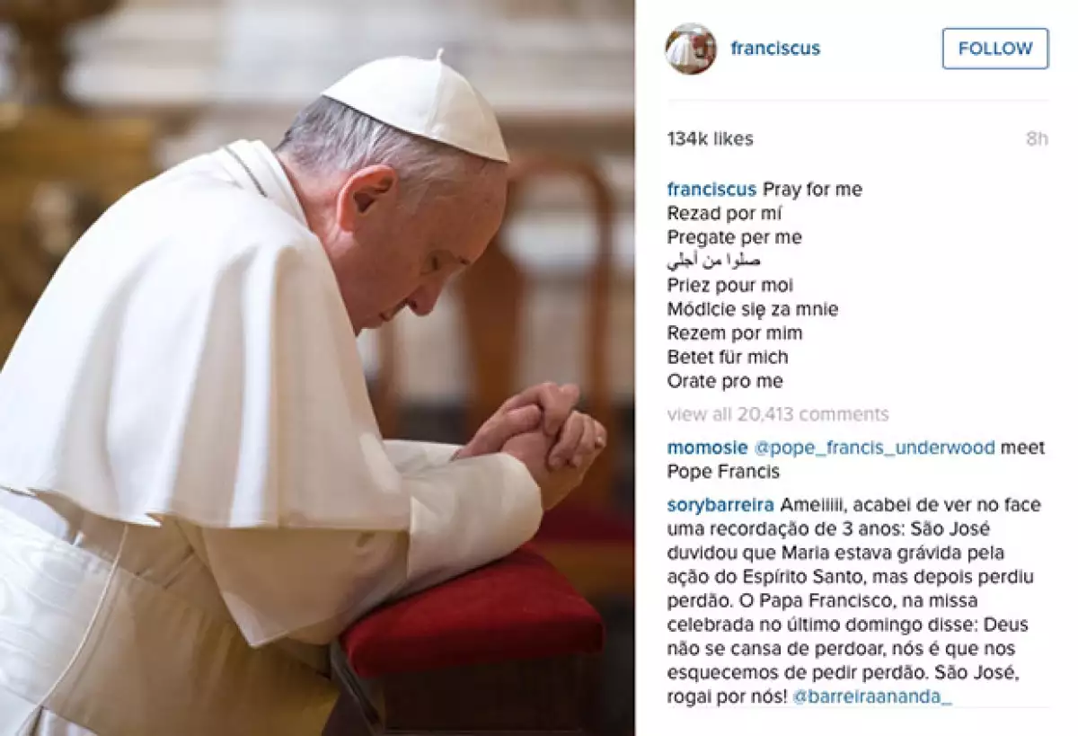 Como es su costumbre, en la primera foto publicada por el Papa, pidió a sus fieles rezar por él.