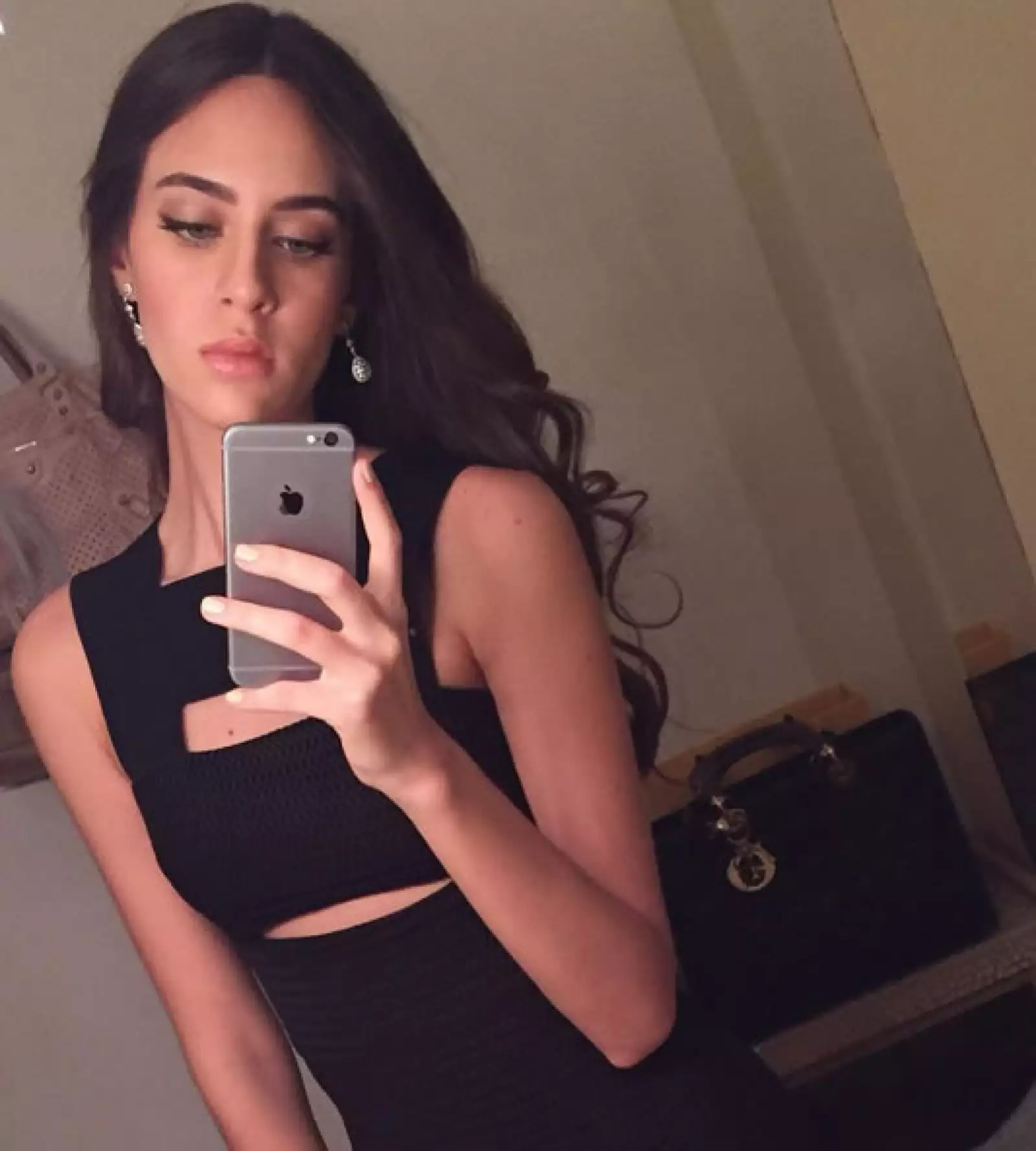 Desde los 11 años comenzó su carrera como modelo, apareciendo con gran éxito en los principales medios y pasarelas de la ciudad.