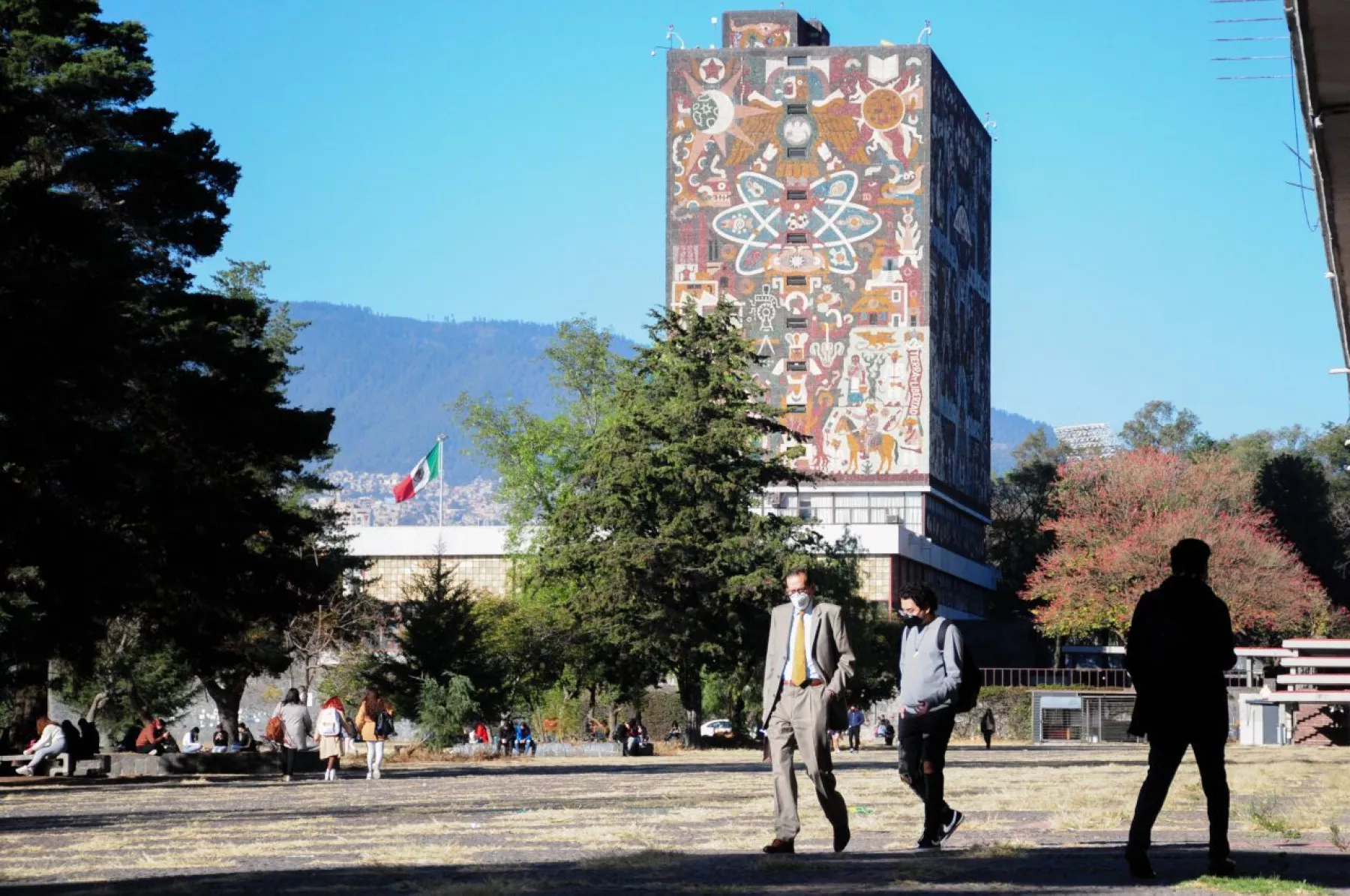 Los sueldos de los profesores en la UNAM distan mucho de los altos funcionarios de la universidad. 