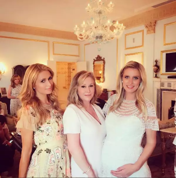 Paris también presumió a su mamá, Kathy y el baby bump de su hermana.