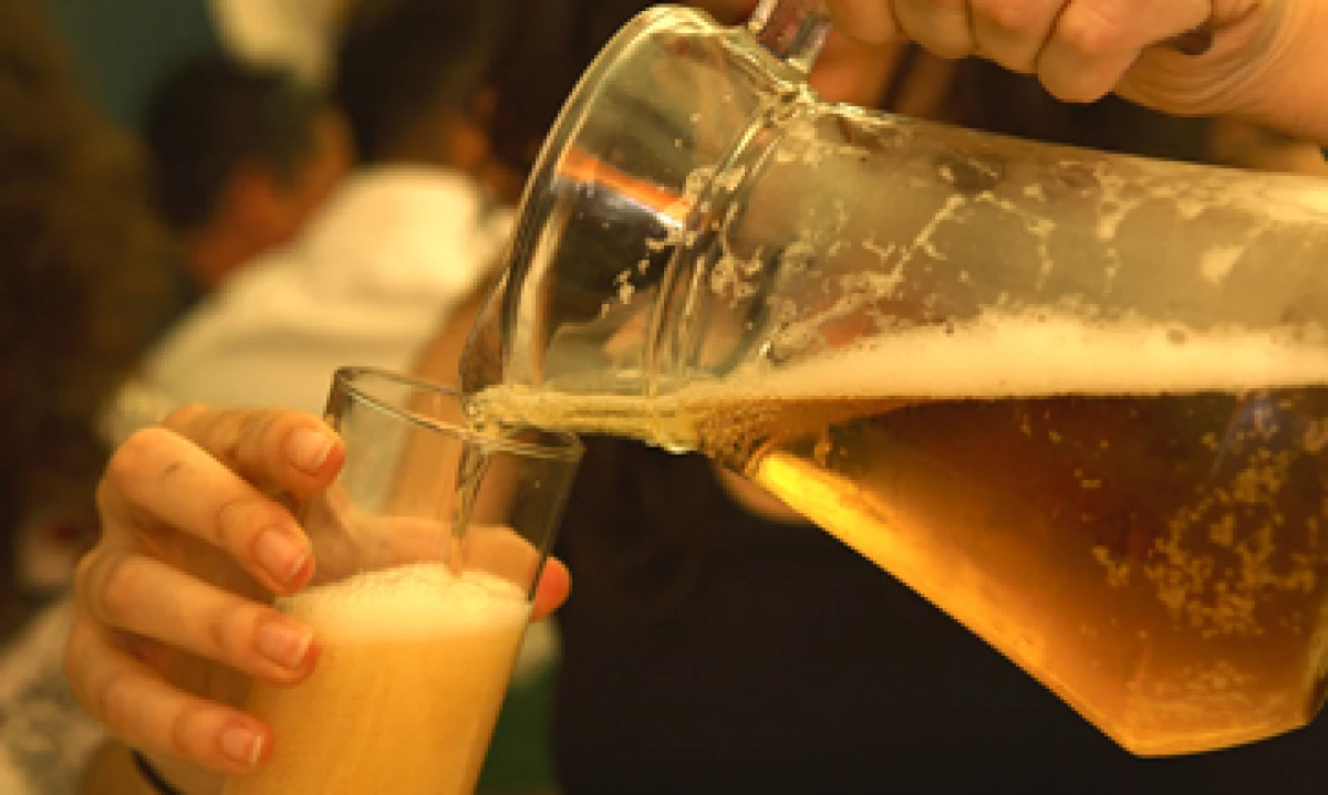 La medida busca disminuir el consumo de alcohol entre la población juvenil. (Foto: Getty Images)