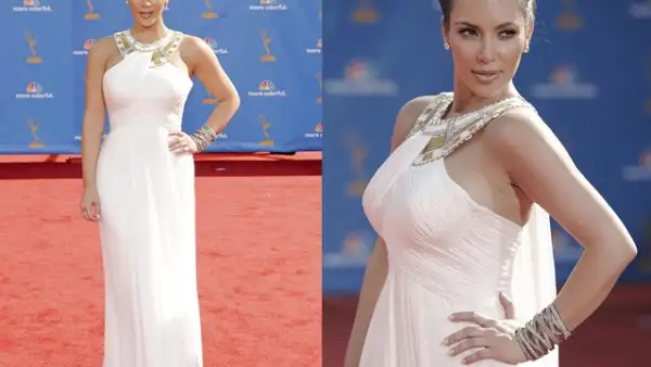 Kim Kardashian se vio espectacular en este vestido blanco de Marchesa. El cuello tiene incrustaciones metálicas, a juego con las joyas de Lorraine Schwartz.