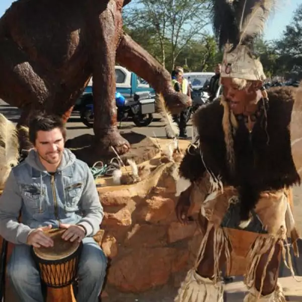 Juanes se puso a tocar un tambor y colgó esta foto en su twitter.