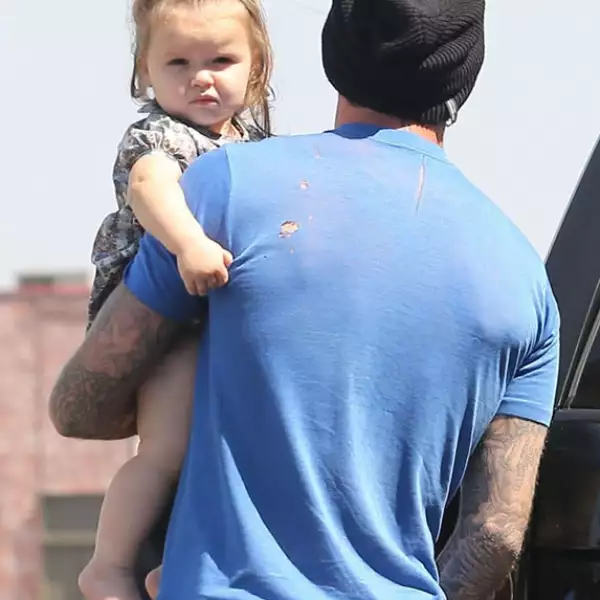 Harper y David saliendo de un restaurante en Melrose Place.