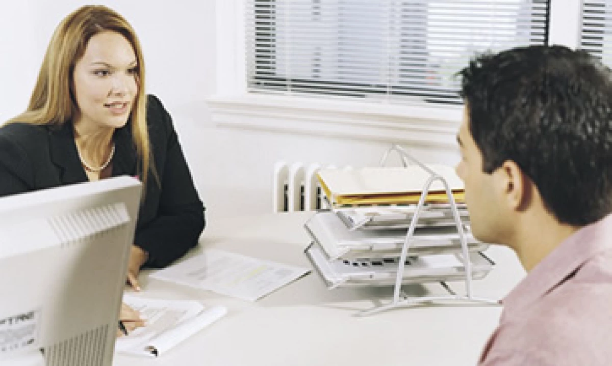 Los expertos recomiendan escribir en el currículo un breve resumen donde se enlistan tus cualidades y demuestras por qué debes ser elegido. (Foto: Thinkstock)