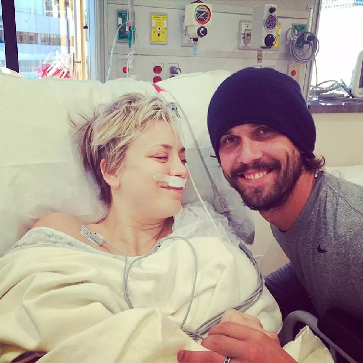 La actriz se sometió a un par de cirugías y, bajo el cuidado de su marido y amor de sus mascotas muestra su recuperación.