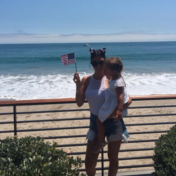 Kourtney celebró el 4 de Julio sola en casa con sus tres hijos, Mason, Penelope y Reign.