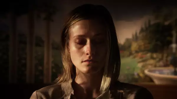 La actriz Olivia Taylor Dudley es víctima de una presencia demoníaca en la película.