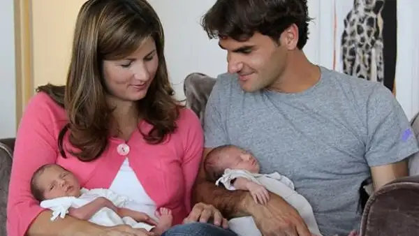 El tenista publicó en Facebook, tal como prometió, una fotografía familiar en la que aparecen las pequeñas Myla Rose y Charlene Riva, su esposa Mirka y él.