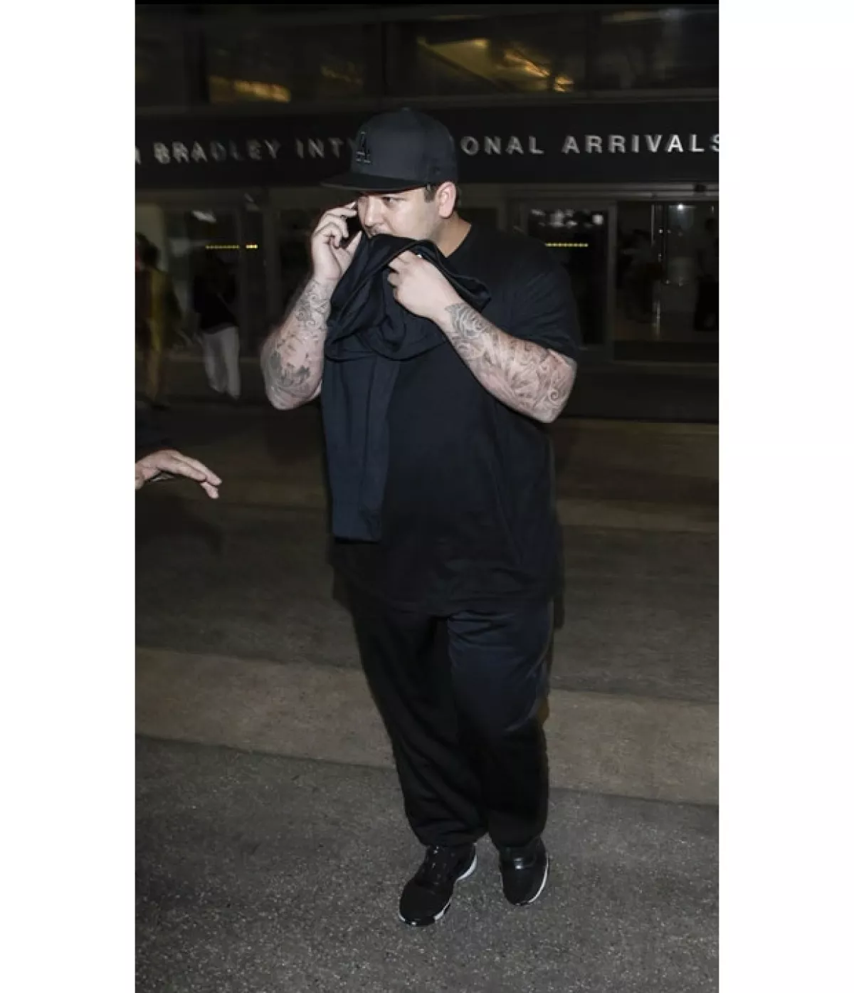 Rob Kardashian fue visto así saliendo del aeropuerto de Los Ángeles.