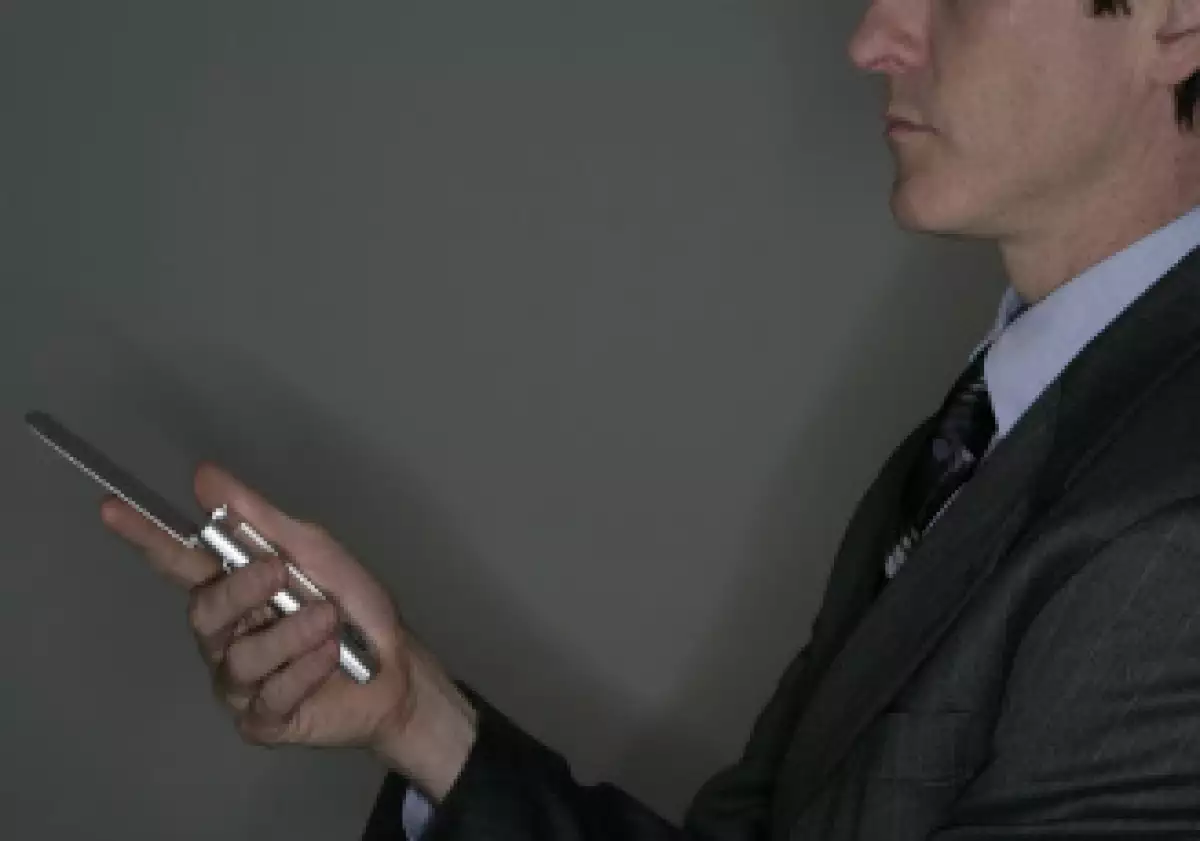 Existen evidencias para categorizar el uso del celular como potencial cancerígeno para los seres humanos, según expertos. (Archivo)