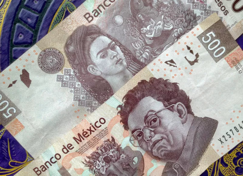 La moneda mexicana perdió cinco centavos frente al dólar.