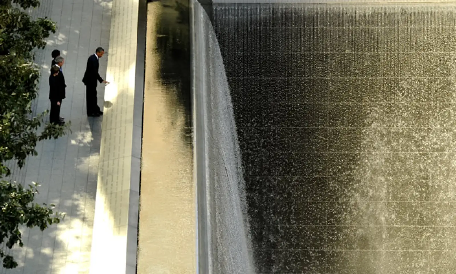 El presidente de Estados Unidos, Barack Obama recuerda el 11 de septiembre de 2001 con una visita al memorial construido en honor a las personas que fallecieron ese día.