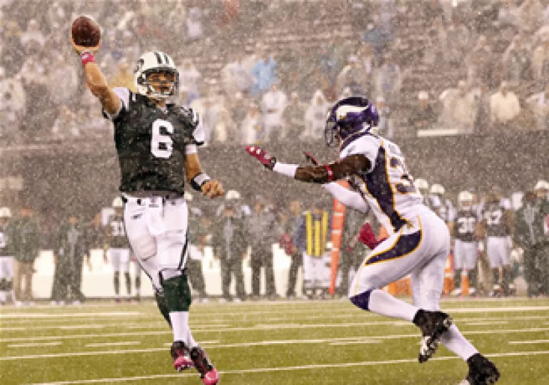 El mexicoamericano de tercera generación Mark Sánchez contribuye con ‘pases de mercadotecnia’ a que la NFL anote en México. (Foto: Reuters)