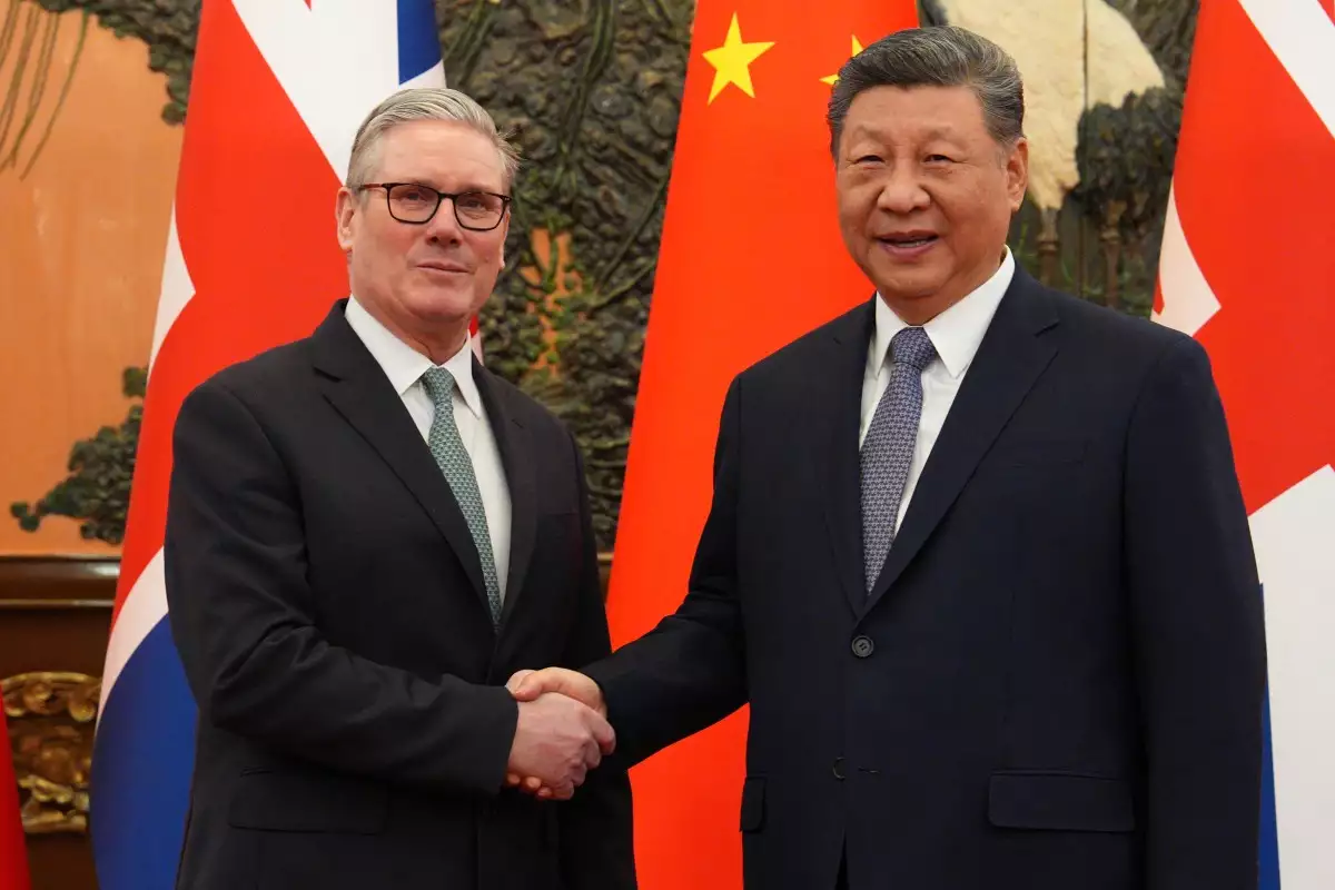 El presidente de China, Xi Jinping (R), y el primer ministro británico, Keir Starmer, se dan la mano antes de su reunión en el Gran Salón del Pueblo en Beijing el 29 de enero de 2026.