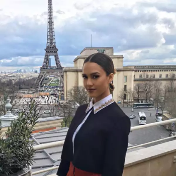 Jessica Alba lista para el desfile de Dior