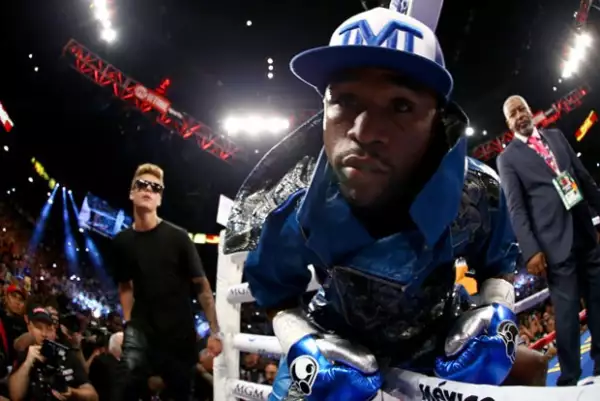 Justin suele acompañar a Floyd Mayweather en sus peleas más importantes.